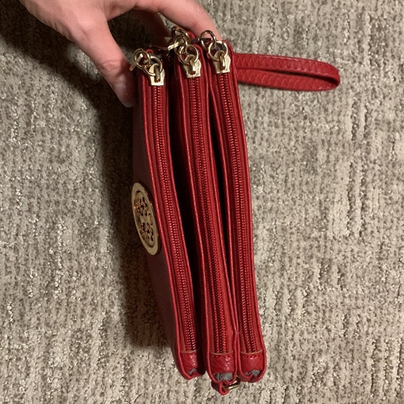 Red wristlet - Picture 3 of 4